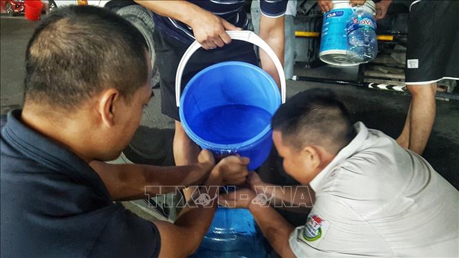 Nước sạch được các nhà hảo tâm hỗ trợ được người dân Khu đô thị Thanh Hà chung sức nâng niu. Ảnh: Phan Tuấn Anh - TTXVN