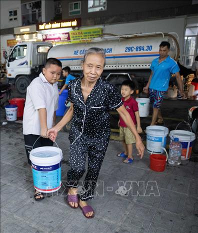 Cùng góp sức đưa nước về nhà. Ảnh: Hoàng Hiếu - TTXVN