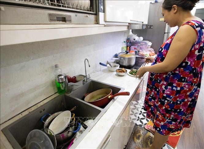 Đồ sử dụng trong bữa ăn từ trưa tại gia đình chị Nguyễn Thị Thanh Lưu (tòa HH2E) vẫn chưa rửa được do thiếu nước, tạm thời chờ đến giờ cấp nước buổi tối. Ảnh: Hoàng Hiếu - TTXVN