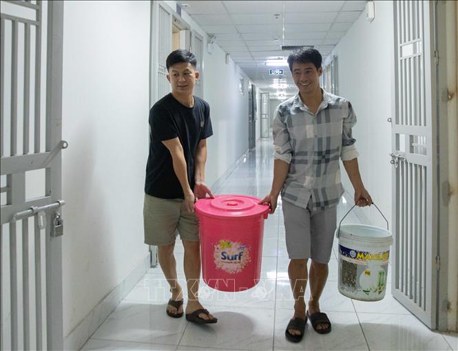 Gia đình anh Nguyễn Văn Quyền (tòa HH2E) phải đi lấy nước lên tầng 11 để sử dụng. Ảnh: Hoàng Hiếu - TTXVN