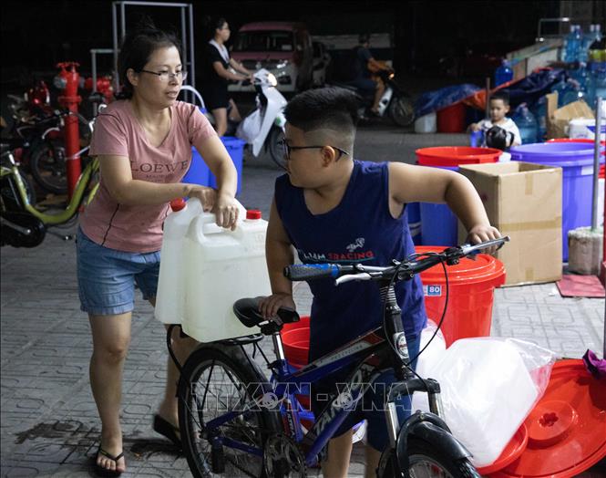Cùng góp sức đưa nước về. Ảnh: Hoàng Hiếu - TTXVN