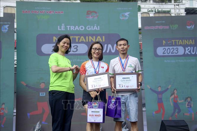 Trao giải Nhất dành cho nam, nữ ở cự ly 3 vòng Hồ Gươm của giải chạy 
