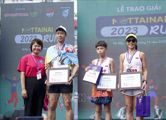 Trao giải Nhất dành cho nam, nữ và trẻ em ở cự ly 1 vòng Hồ Gươm của giải chạy. Ảnh: Tuấn Đức - TTXVN