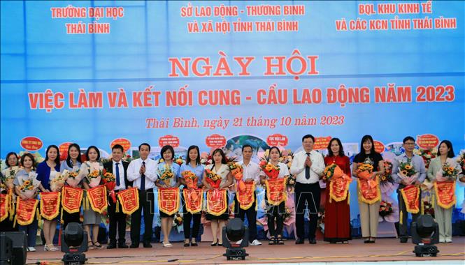 Ban tổ chức tặng hoa, cờ cho các đơn vị tham dự ngày hội. Ảnh: Thế Duyệt - TTXVN