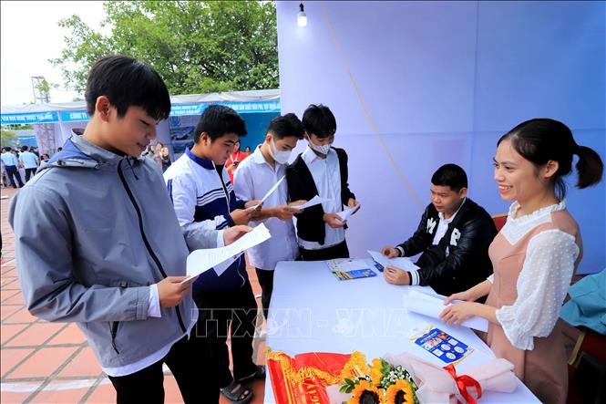 Học sinh, sinh viên tìm kiếm cơ hội học tập, lao động tại ngày hội việc làm. Ảnh: Thế Duyệt - TTXVN