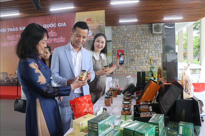 Gian hàng trưng bày các sản phẩm Đông y tại Hội thảo. Ảnh: Mai Trang - TTXVN