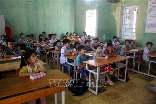 Học sinh Trường tiểu học Hải Hà, thị xã Nghi Sơn, Thanh Hóa phải học dồn 2 lớp thành một, ảnh hưởng chất lượng giáo dục. Ảnh: Nguyễn Nam-TTXVN