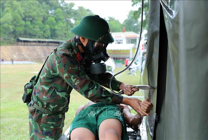 Diễn tập xử lý bước đầu, kiểm tra y tế, tẩy xạ bên ngoài để chuyển lên tuyến trên điều trị phóng xạ lâu dài. Ảnh: An Đăng - TTXVN