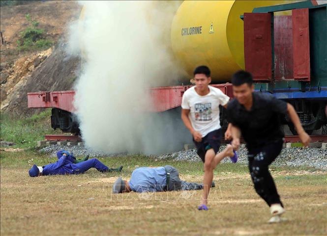 Tình huống giả định, các thế lực thù địch liều lĩnh sử dụng thiết bị nổ và vũ khí phóng xạ tự chế tấn công khủng bố vào nhà ga đường sắt. Ảnh: An Đăng - TTXVN