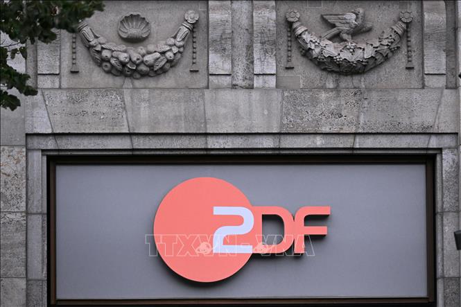 Logo kênh truyền hình ZDF của Đức ở Berlin, ngày 31/7/2023. Ảnh: AFP/TTXVN