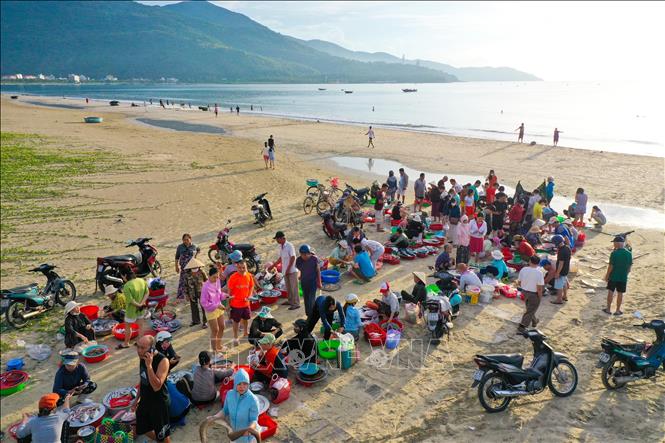 Khi mặt trời lên cao cũng là lúc chợ 