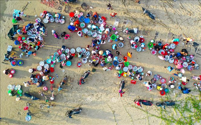 The “hustling market” on Man Thai beach. VNA Photo: Trần Lê Lâm