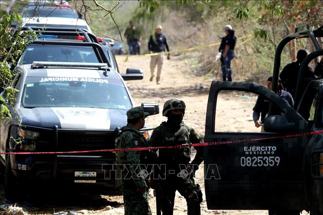 (tư liệu) Binh sĩ Mexico điều tra tại hiện trường vụ tấn công nhằm vào  cảnh sát tuần tra ở Guadalajara, bang Chiapas, Mexico, ngày 12/7/2023. Ảnh: AFP/TTXVN