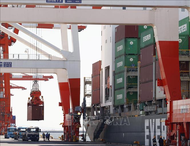 Container hàng hóa được bốc dỡ tại cảng ở Tokyo, Nhật Bản. Ảnh: Kyodo/TTXVN