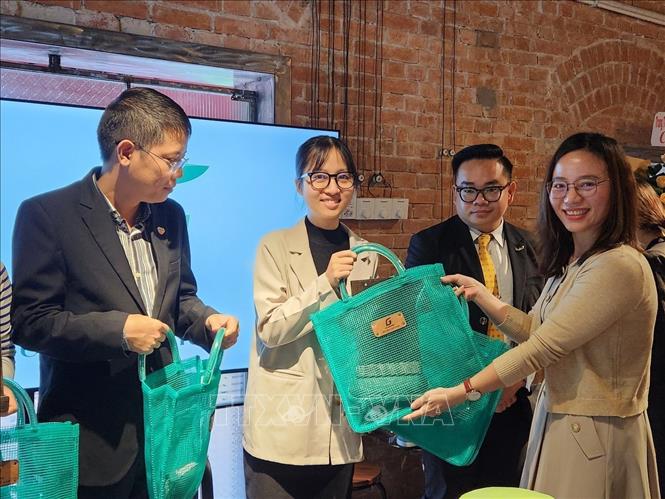 Đại diện dự án “Huế - Đô thị giảm nhựa ở miền Trung Việt Nam” trao tặng các sản phẩm giảm nhựa cho các doanh nghiệp tham gia Liên minh Huế Xanh (Hue Green Hub). Ảnh: Mai Trang - TTXVN 