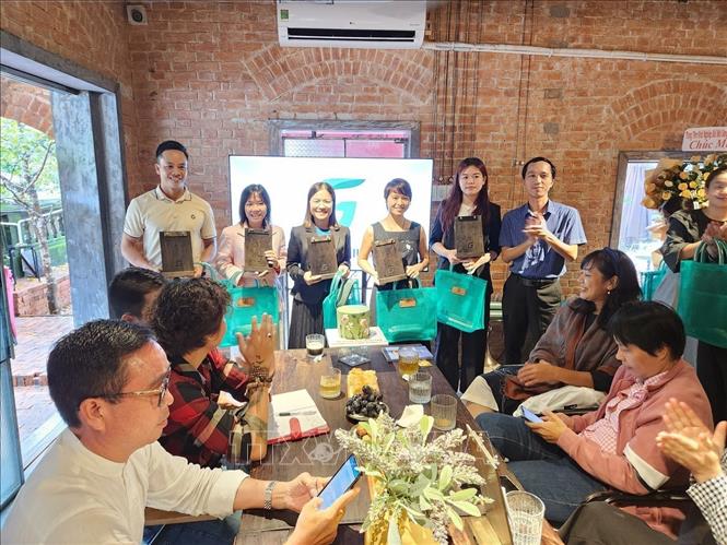 Tặng các sản phẩm giảm nhựa cho các doanh nghiệp tham gia Liên minh Huế Xanh - Hue Green Hub. Ảnh: Mai Trang- TTXVN 