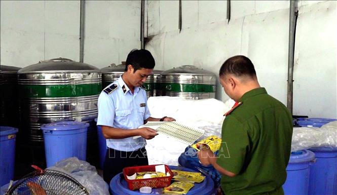 Lực lượng chức năng kiểm tra tại Công ty Cổ phần quốc tế V.T.T VN, xã Phạm Ngũ Lão, huyện Kim Động, tỉnh Hưng Yên. Ảnh: TTXVN phát