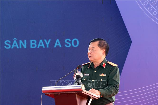 Sen. Lieut. Gen. Hoang Xuan Chien, Deputy Minister of Defence and head of the National Steering Committee on the Settlement of Post-war Unexploded Ordnance and Toxic Chemical Consequences, speaks at the event. VNA Photo: Đỗ Trưởng 