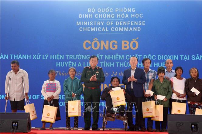 Presenting gifts to victims of Agent Orange/dioxin in A Luoi district. VNA Photo: Đỗ Trưởng 