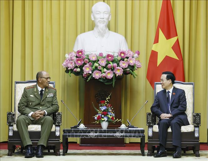 President Vo Van Thuong receives Cuba's Chief of General Staff Sen. Lieut. Gen. Roberto Legra Sotolongo. VNA Photo: Thống Nhất 