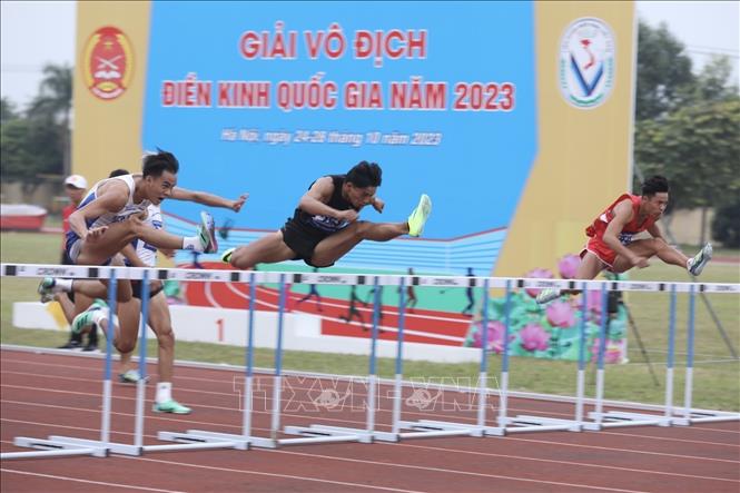 Các VĐV thi đấu chung kết nội dung 110m rào nam HCV Huỳnh Duy Khánh (TP Hồ Chí Minh, 14 giây 381), HCB Bùi Minh Dương (Quân đội, 14 giây 384), HCĐ Nguyễn Văn Tân (14 giây 47). Ảnh: Minh Quyết - TTXVN