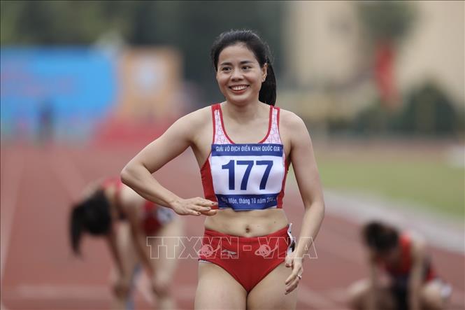 Niềm vui của VĐV Nguyễn Thị Huyền (Nam Định) khi giành HCV nội dung 400m nữ. Ảnh: Minh Quyết - TTXVN
