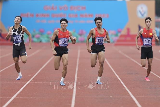 Các VĐV thi đấu chung kết nội dung 400m nam. Kết quả, HCV Trần Đình Sơn (số 134, Hà Tĩnh, 46 giây 88), HCB Lê Ngọc Phúc (số 135, Hà Tĩnh, 47 giây 27), HCĐ Trần Nhật Hoàng (số 161, 47 giây 63). Ảnh: Minh Quyết - TTXVN