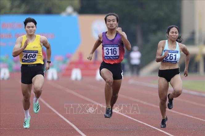 Các VĐV thi đấu chung kết nội dung 100m nữ, HCV Trần Thị Nhi Yến (số 316, Long An, 11 giây 71), HCB Hoàng Dư Ý (Quân đội, 11 giây 81), HCĐ Hà Thị Thu (TP Hồ Chí Minh, 11 giây 88). Ảnh: Minh Quyết - TTXVN