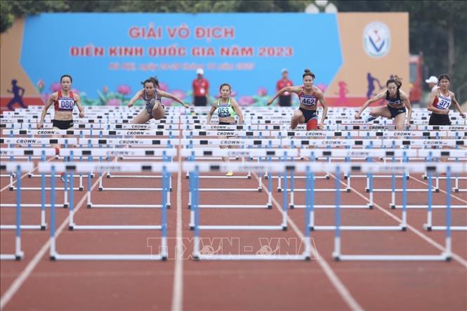 Các VĐV thi chung kết nội dung 100m rào nữ, VĐV Bùi Thị Nguyên (số 462, Quân đội) thi đấu xuất sắc giành HCV. Ảnh: Minh Quyết - TTXVN
