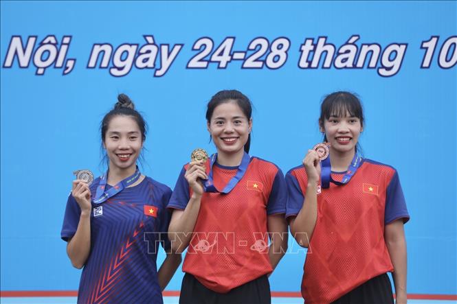 Ban tổ chức trao Huy chương nội dung 400m nữ, HCV Nguyễn Thị Huyền (giữa, Nam Định, 52 giây 92), HCB Nguyễn Thị Hằng (bên trái, Hà Nội, 53 giây 23), HCĐ Hoàng Thị Minh Hạnh (bên phải, Hà Nội, 53 giây 63). Ảnh: Minh Quyết - TTXVN