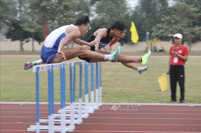 Các VĐV thi đấu chung kết nội dung 110m rào nam HCV Huỳnh Duy Khánh (TP Hồ Chí Minh, 14 giây 381), HCB Bùi Minh Dương (Quân đội, 14 giây 384), HCĐ Nguyễn Văn Tân (14 giây 47). Ảnh: Minh Quyết - TTXVN