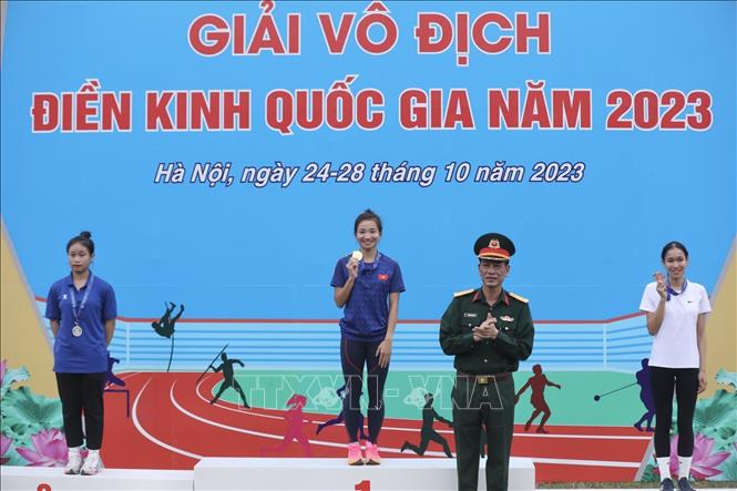 Ban tổ chức trao Huy chương nội dung 1.500m nữ, HCV Nguyễn Thị Oanh (Bắc Giang, giữa), HCB Bùi Thị Ngân (Nam Định, trái) và HCĐ Ngô Thị Khánh Ny (Thái Bình, phải). Ảnh: Minh Quyết - TTXVN
