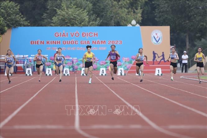 Các VĐV thi đấu chung kết nội dung 100m nữ, HCV Trần Thị Nhi Yến (số 316, Long An, 11 giây 71), HCB Hoàng Dư Ý (Quân đội, 11 giây 81), HCĐ Hà Thị Thu (TP Hồ Chí Minh, 11 giây 88). Ảnh: Minh Quyết - TTXVN