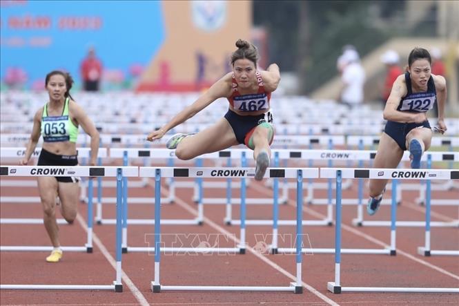 Các VĐV thi chung kết nội dung 100m rào nữ, VĐV Bùi Thị Nguyên (số 462, Quân đội) thi đấu xuất sắc giành HCV. Ảnh: Minh Quyết - TTXVN