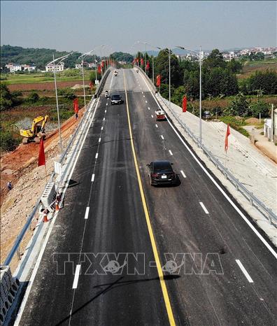 Công trình cầu vượt thuộc dự án đầu tư xây dựng cầu vượt 295 B trên đường vành đai IV hợp long cuối tháng 9/2023 vừa qua, vượt tiến độ 13 tháng. Ảnh: Danh Lam -TTXVN