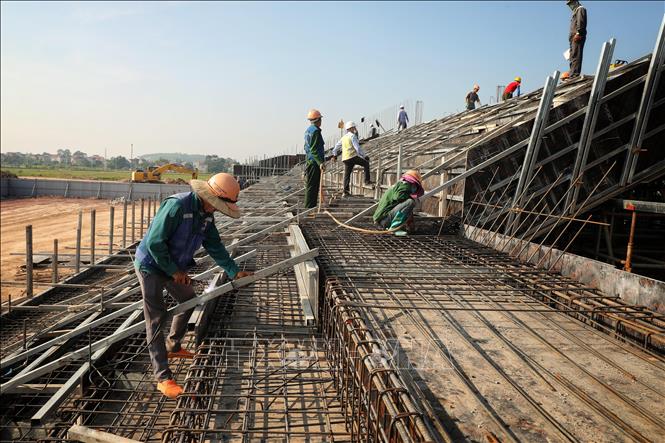 Khẩn trương xây dựng dự án khán đài A của Sân vận động có quy mô khoảng 7.500 chỗ ngồi, có tổng mức đầu tư 160 tỷ đồng từ ngân sách huyện. Ảnh: Danh Lam -TTXVN