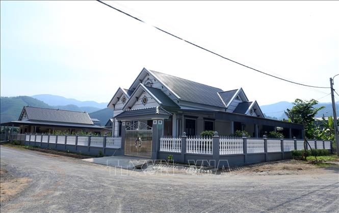 Các hộ dân trong khu tái định cư dần ổn định cuộc sống. Ảnh: Quốc Khánh - TTXVN