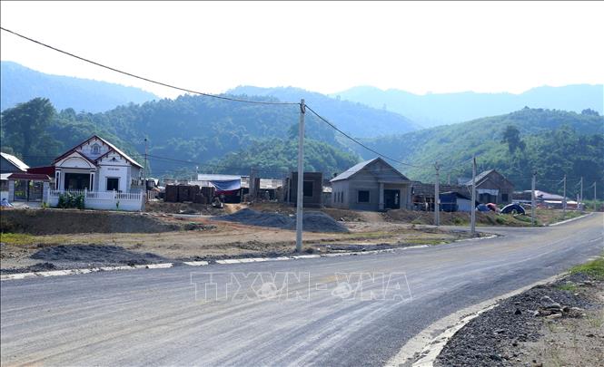Đường giao thông và hệ thống điện đường tại khu tái định cư đã được hoàn thành đưa vào sử dụng. Ảnh: Quốc Khánh - TTXVN 