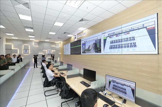 Đại biểu tham quan VNPT IDC Hoà Lạc. Ảnh: Minh Quyết - TTXVN