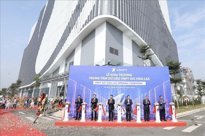 Đại biểu thực hiện nghi thức cắt băng khánh thành VNPT IDC Hòa Lạc. Ảnh: Minh Quyết - TTXVN
