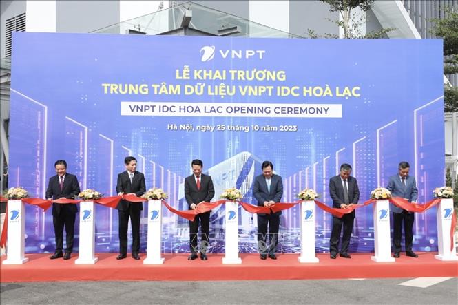 Đại biểu thực hiện nghi thức cắt băng khánh thành VNPT IDC Hoà Lạc. Ảnh: Minh Quyết - TTXVN
