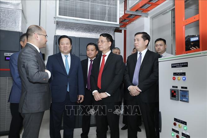 Đại biểu tham quan VNPT IDC Hoà Lạc. Ảnh: Minh Quyết - TTXVN
