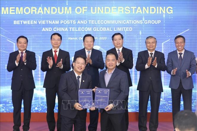 Đại diện VNPT ký kết với đối tác, khách hàng trong buổi khai trương IDC. Ảnh: Minh Quyết - TTXVN