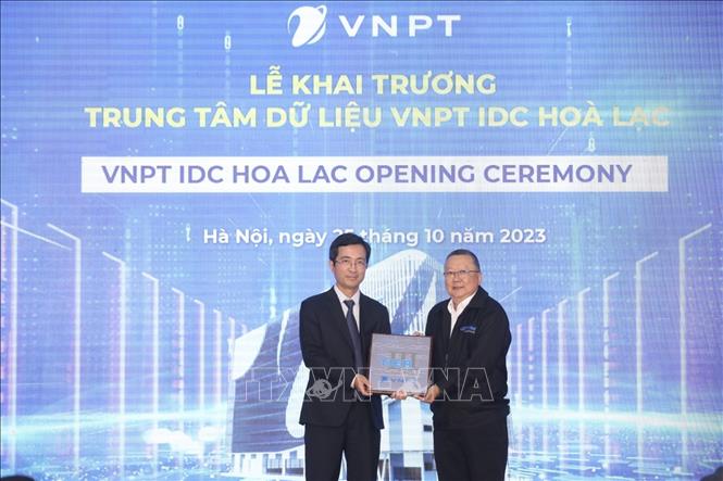Đại diển tổ chức Uptime Institute trao Chứng chỉ TCCF Uptime tier III cho VNPT IDC Hoà Lạc. Ảnh: Minh Quyết - TTXVN