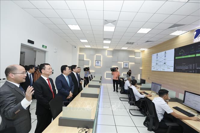 Đại biểu tham quan VNPT IDC Hoà Lạc. Ảnh: Minh Quyết - TTXVN