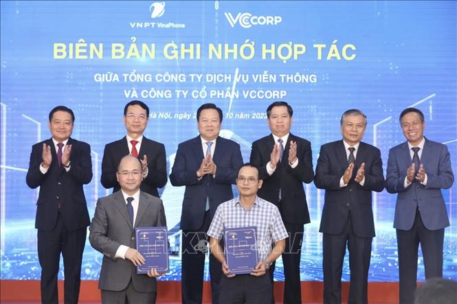Đại diện VNPT ký kết với đối tác, khách hàng trong buổi khai trương IDC. Ảnh: Minh Quyết - TTXVN