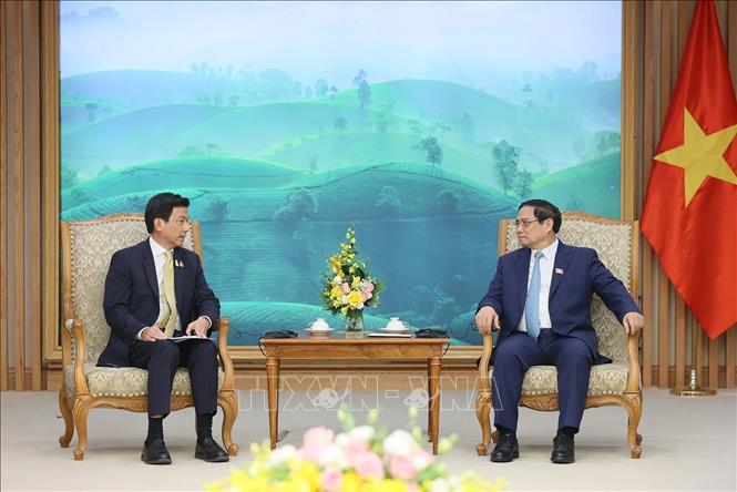Prime Minister Pham Minh Chinh talks to Thai Deputy Prime Minister, Minister of Foreign Affairs Parnpree Bahiddha-Nukara. VNA Photo: Dương Giang