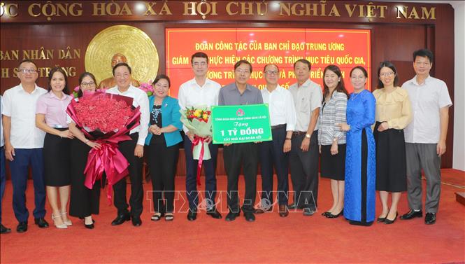 Ngân hàng Chính sách xã hội Việt Nam trao bảng tượng trưng tặng 20 căn nhà Đại đoàn kết, tổng giá trị 1 tỷ đồng. Ảnh: Tuấn Phi-TTXVN