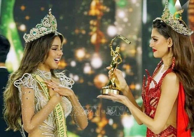 Khoảnh khắc trao vương miện cho tân Miss Grand International 2023. Ảnh: TTXVN phát