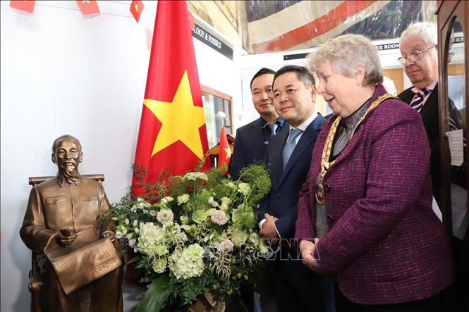 Mayor of Newhaven Julie Carr speaks at the inauguration ceremony. VNA Photo: Hải Vân
